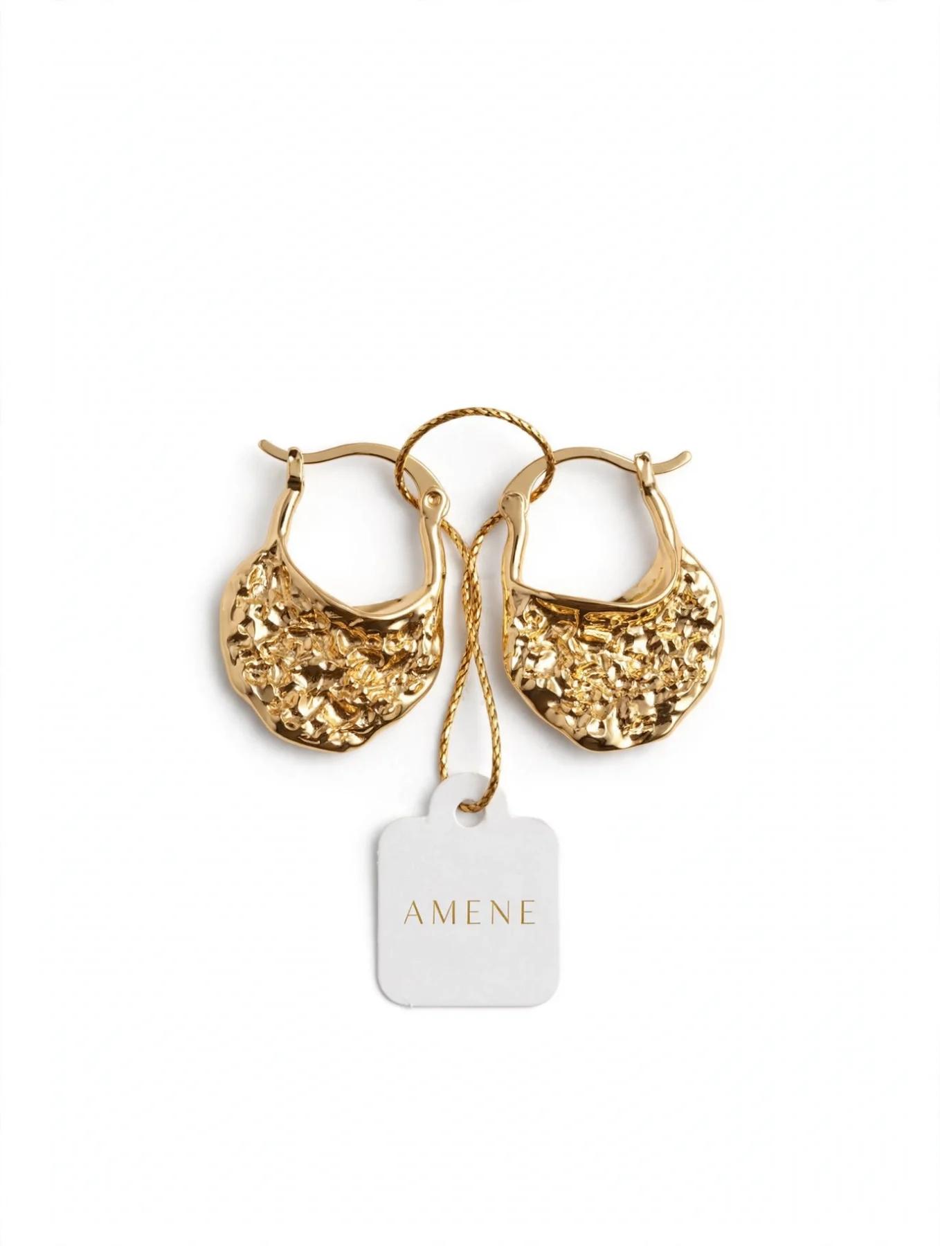 Brinco dourado inspiração minimalista bolsinha texturizada 2,5x 3,0 cm
