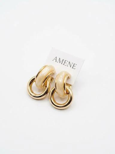 Brinco madreperola com argola dourada no verniz italiano 2x3 cm